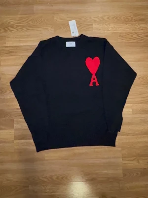 Ami Paris Sweatshirt S - Väldigt skön och snygg tröja. Passar till många outfits och går och ha i både sommaren och vintern. Helt ny och top kvalité.