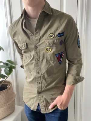 Zadig Voltaire overshirt  - Zadig Voltaire M, inga defekter! Sjukt unik overshirt som passar väldigt bra på modellen som är 180 cm 75 kg, inga defekter! 