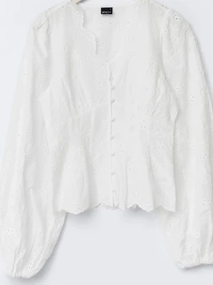 Vit broderad blus med knappar - Säljer denna slutsålda blusen från Gina, då den inte passa mig