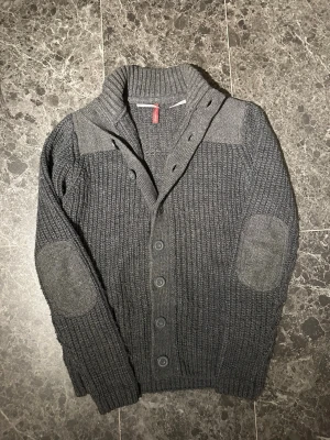 Grå cardigan  - Tja! Säljer en fet cardigan i färgen grå! Storleken är S. Bara att höra av sig vid eventuella frågor!