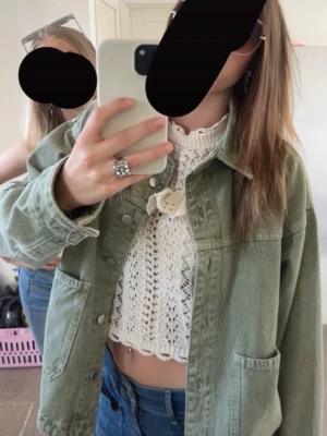 Blus Zara  - Färg: Beige, Crèmefärgad  Märke: Zara  Storlek: S Fint skick, användes på valborg förra året. Mycket snygg! 🌸🌸