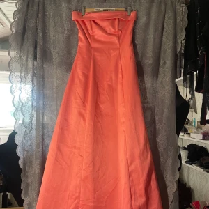 Prom dress - Sitter väldigt fint på kroppen och är hyfsat skön. En fläck längst upp på toppen på ens högra sida, vet ej vad det är för något. Har använt klänningen en gång och köpte den på secondhand. Funkar precis på mig som är M, men passar nog bättre på S