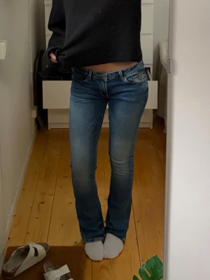 Only jeans  - Ett par skitsnygga only jeans som är ”vintage” och köpt på second hand, liten bootcut och väldigt low waist, tror att stl är 30/32 (se bild 3) passar mig som har stl 34