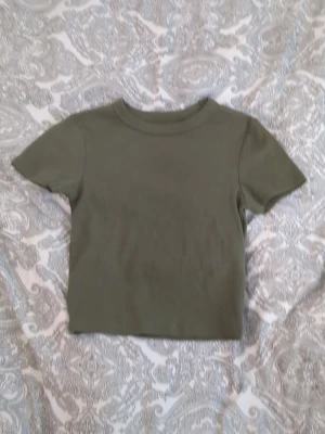 Ribbad Grön T-shirt 💚 - Ribbad T-shirt ifrån New Yorker i Xxs💚