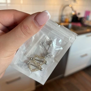 Nipple piercings helt nya -  hjärtformade nipple piercings dekorerade med små diamanter och guld  detaljer, samt ett par gnistrande med blomformade kristaller. 