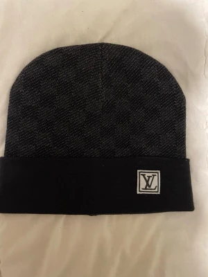 Svart L och V mössa - Snygg svart mössa från L och V