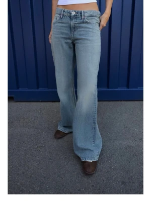 Ljusblå wide jeans från Zara - Säljer dessa ur snygga Zara jeans med ät sånnn najs tvätt dom har aldrig kommit till användning då jag har för många sådana jeans!!❤️