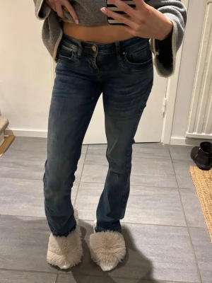 Blå bootcut jeans med låg midja - Säljer ett par klassiska blå jeans med bootcut passform och låg midja från LTB💕