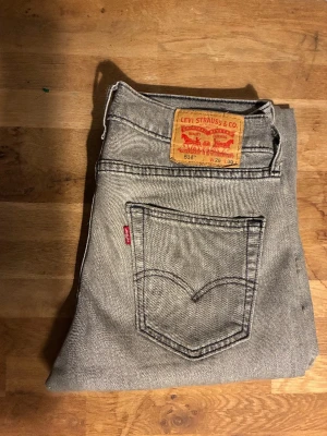 Levi's 514 grå jeans straight fit - Säljer ett par grå Levi's 514 jeans med klassisk straight fit. 
