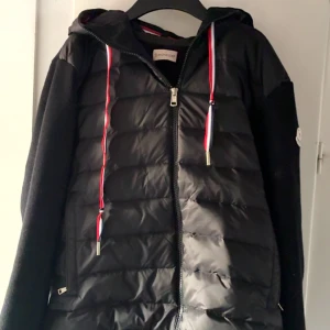 Svart Moncler pufferjacka med huva - Säljer denna moncler cardigan för ja bhvr pengar o har tröttnat p den, kan diskutera priset privat och använd kanske 2-3 gånger ute.