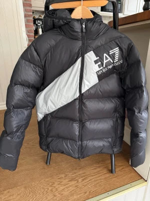 Svart pufferjacka från EA7 Emporio Armani -  äkta jacka från emporio Armani EA7.  Org pris:6000kr priset kan diskuteras 