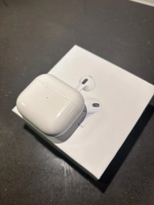 Apple AirPods med MagSafe-laddningsetui - Säljer ett par vita Apple AirPods med MagSafe-laddningsetui. Snygg och stilren design i blank plast, perfekt för dig som vill ha trådlösa hörlurar med smidig laddning och grymt ljud. Passar både till iPhone och andra Apple-enheter.