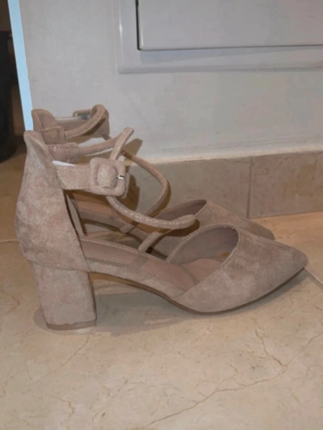 Beige mocka pumps med remmar - 1