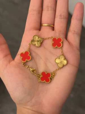 Guld platerat armband med röda fyrklöver - Snyggt armband med fem fyrklöverformade hängen, Kedjan är tunn och elegant med ett klassiskt lås. Perfekt accessoar för att lyfta din outfit.