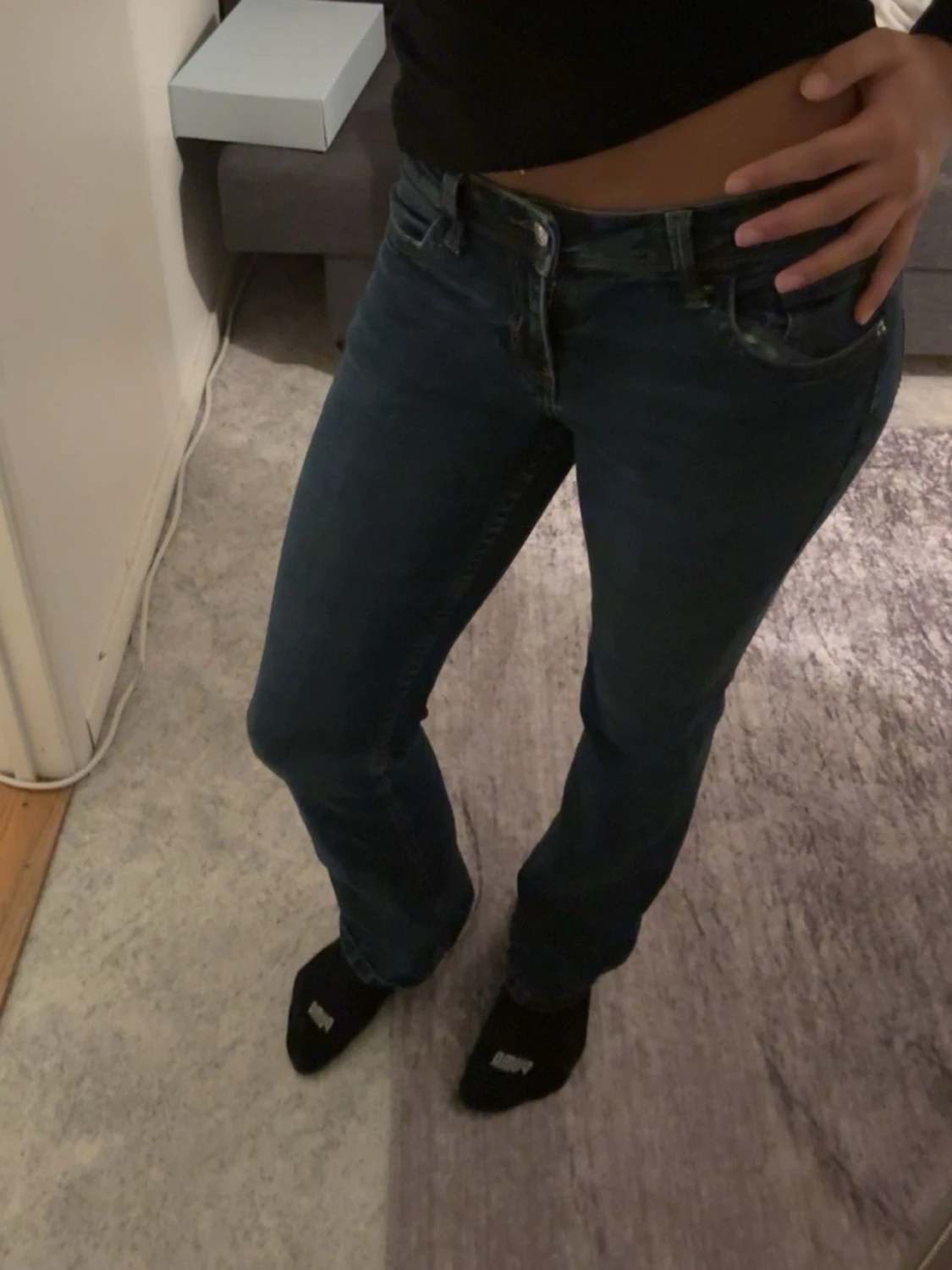 Mörkblå lågmidjade jeans