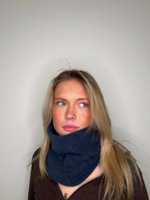 Mörkblå tubhalsduk i fleece - Mysig och enkel mörkblå tubhalsduk, vändbar med reflex på insidan!