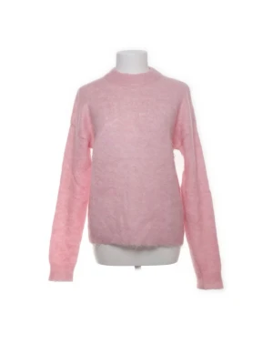 Ljusrosa mohairtröja från Sissy-Boy - Supermjuk ljusrosa stickad tröja från Sissy-Boy i en blandning av mohair, ull, nylon och elastan. Tröjan har en enkel, rak passform med rund hals och långa ärmar. Perfekt för dig som gillar en fluffig och cozy vibe.