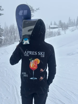 Afterski tröja - Tja jag säljer denna afterski tröja, helt nya och har massvis. Har xs, s samt m! Har även en hemsida som heter aprescocktail.se