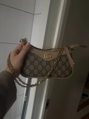 Väska - Nyskick! Går ha som crossbody med