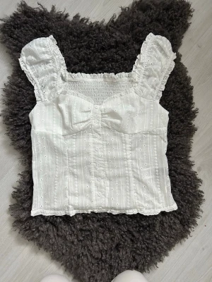 Blus  - Jättefint vit blus som är köpt från shein i storlek M. Endast testad☺️🌸 nypris: 189kr