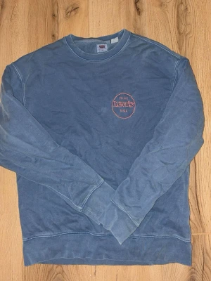 Levis vintage tröja - Sjysst Levis tröja helt oanvänd.storlek S men är relaxed så är lite större. PRIS ÄR INTE HUGGET I STEN KOM MED FÖRSLAG OCH FRÅGOR.