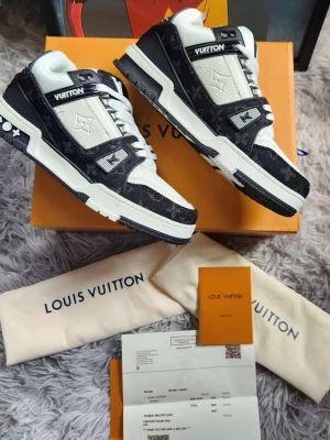  svartvita sneakers - Säljer ett par skor