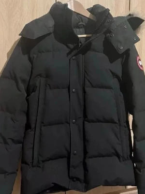 Canada Goose Jacka S - Canada goose jacka. Storlek S. Tagit av tagsen/lapparna eftersom jag har använt den sen julafton. Fint skick. Skriv om minsta fundering!