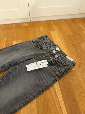 Grå Jeans från Gina tricot  - Super snygga jeans får Gina tricot. Helt nya men prislapp kvar, storlek 164 low waist. 