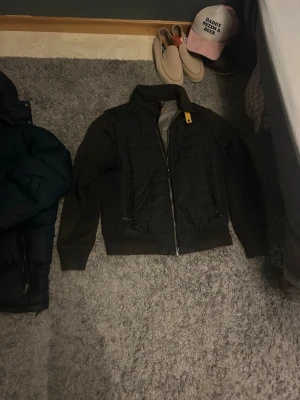 Svart vindjacka från Parajumpers - Säljer nu min parajumpers cardigan för ca 5000 från parajumpers hemsida scannen funkar och cardiganen i hel het är i fint skick, enda skavanken är det lilla skrap märket på armbågen. Bara hör av er om det skulle komma frågor😊