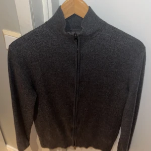 merinoulltröja - Säljer en stilren grå tröja i superior merinoull från These Glory Days. Tröjan har en dragkedja framtill och långa ärmar, perfekt för kyligare dagar. Den är både bekväm och elegant.                       Pris kan diskuteras vid snabb affär , den är egentligen storlek M men men passar som en perfekt xs!