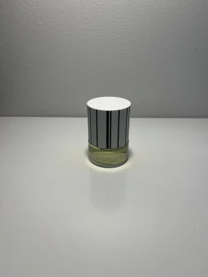 N.C.P olfactives facet 201 - Minimalistisk och modern unisexdoft från N.C.P. Olfactives. Facet 201 har en varm, mjuk och elegant karaktär som funkar lika bra till vardag som kväll. En sofistikerad parfym med diskret men exklusiv känsla – lättburen året runt.  50 ml-flaska i mycket fint skick. Förvarad mörkt och svalt.  Nypris: ca 1 000 kr Säljes p.g.a. kommer inte till användning. .