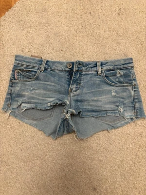 Lågmidjade jeansshorts - Lågmidjade jeansshorts perfekta till sommaren. De är från Pull&Bear. Inga fel. Skriv för bild på🩷💗