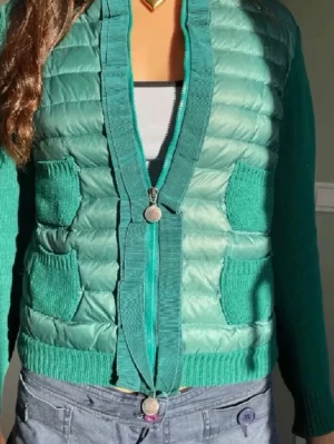 Grön cardigan jacka från Moncler - Såååå fin grön moncler jacka, är äkta från 2008-2012. Pris kan diskuteras 💕