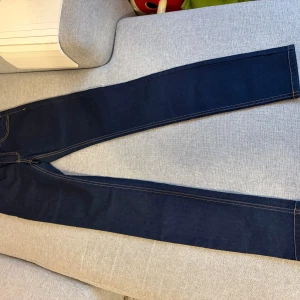  mörkblå jeans straight fit,oanvänd  - Oanvänd,W25,Klassiska  jeans i mörkblå tvätt med raka ben och kontrastsömmar. Modellen har fem fickor och knappgylf. Perfekta till vardags för en clean och tidlös look.Mörkblå jeans med klassisk design. Jeansen har detaljerade sömmar och en smickrande passform. Oanvänd hämtas eller fraktas, säljer över 25 fina byxor allt ska bort pågrund av flytt skicka gärna pm kan skicka bilder, tack!