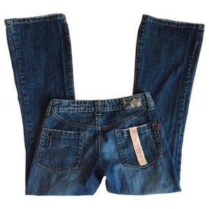 Vintage lowwaist bootcut jeans, y2k/ 2000tal - Blåa lågmidjade utsvängda jeans!