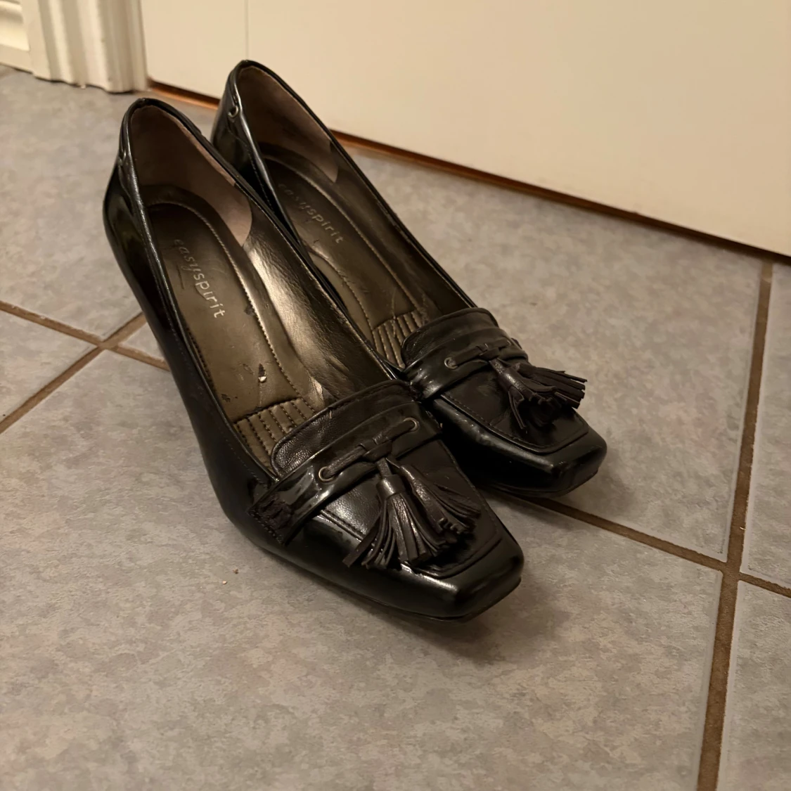 Svarta pumps med tofsar från Vagabond