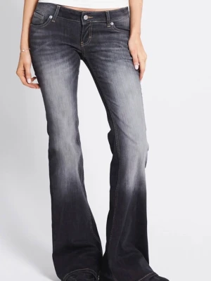 Blaze lager 157 - Snygga bootcut jeans i mörkgrå tvätt med ljusare slitningar framtill. Klassisk femficksmodell med normal passform och låg midja. Använd fåtal gånger! Storlek S short