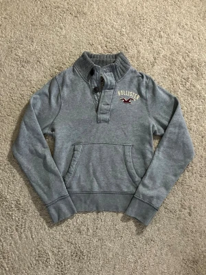 Grå Hollister tröja med knappar - Säljer en extremt sällsynt och eftertraktad Tröja från Hollister. - Storlek: L men är som M - pris: 799 kr - Först till Kvarn!