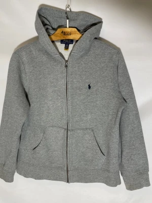 Ralph Lauren hoodie - Säljer en superfet Ralph lauren hoodie i storlek L(14-16), unisex. Vid frågor är det bara att höra av dig!😊
