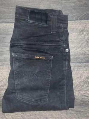 Svarta Replay jeans, straight fit - Säljer ett par svarta jeans från Replay med klassisk femficksdesign och raka ben. Jeansen har diskreta sömmar och Replay-logga på bakfickan. Perfekta för dig som gillar en enkel och stilren look.