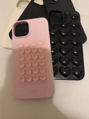 Färgglada mobilskal med 3D-mönster - Säljer flera mobilskal till iPhone i olika färger: rosa, svart och vitt. Skalen har coola 3D-mönster, som hjärtan och bubblor, och är gjorda i mjukt silikonmaterial. Perfekt för dig som vill ha ett snyggt och unikt skydd till mobilen. 20kr per st;)