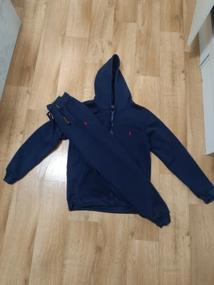 Ralph Lauren Tracksuit – Priset kan diskuteras  - Den är helt ny och har aldrig använts. Det är bara att skriva om det finns några frågor eller funderingar. Priset kan diskuteras. Priset kan diskuteras 