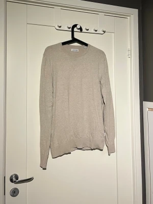 Beige finstickad tröja Jack & Jones  - Säljer en  beige finstickad tröja från Jack & Jones. 