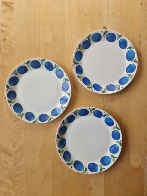 🍒3 tallrikar Prunus Stig Lindberg Gustafsberg🍒  🍒 - 🍒Prunus av populära Stig Lindberg - Gustavsberg🍒 Säljer 3 superfina tallrikar i kvalitetsporslin som håller i generationer, 21 cm i diameter med retro blått fruktmönster runt hela kanten. Fint använt skick, besticksrepor finns, men fria från nagg. Se bilder för skick. Packar omsorgsfullt. Nypris nytillverkade tallrikar 850kr/st.  🍒