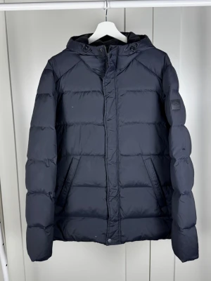 J.Lindeberg Dun Vinterjacka | M/L - Snygg vinterjacka från J.Lindeberg! Storlek L men psssr M. Hör av er vid funderingar 🙌