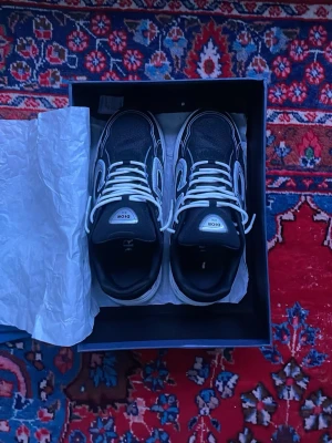 B30s - Svarta-vita skor från xybcddot, storlek 42, aldrig använda. Pris kan diskuteras om du är snabb!!