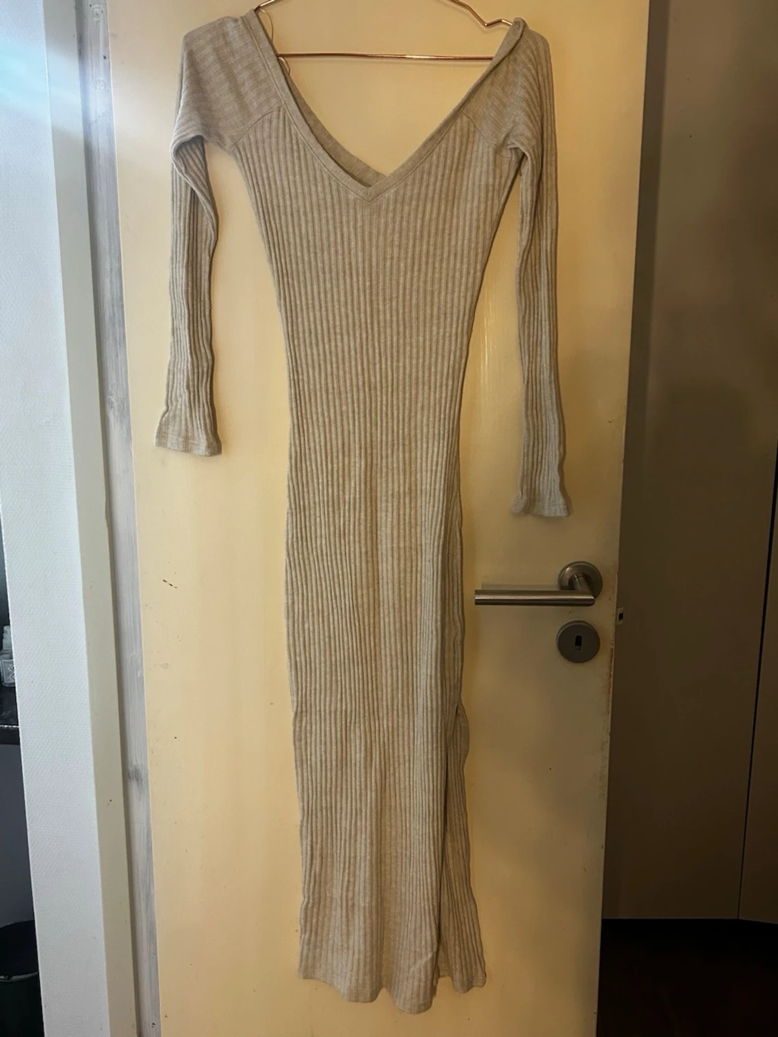 Beige ribbad långklänning