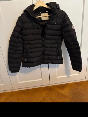 Moncler jacka - Säljer en jätte fin moncler jacka, äkta! Den har några fläckar som man kan få bort om fixar de, och dragkedjan är som på bilden men går o stänga o tycker inte de är jätte stor skillnad från en hel dragkedja därav priset❤️❤️