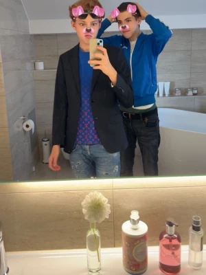 Louis vittom t-shirt - Louos vitton t-tshirt med momogram i mörkblå med röda logor. Box kvitto medkommer vid köp