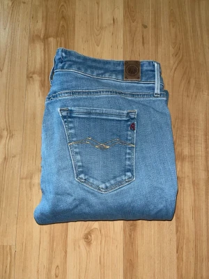 Replay hyperfelx jeans - Säljer ett par ljusblå skinny jeans från Replay. Midja 37cm, längd 100cm.JAG SKICKAR EJ FLER BILDER NÄR JAG BÄR JEANSEN! för bättre inblick i passformen rekommenderar jag att googla på modellnamnet. För storleksguide kolla måtten noggrant då jeansen alltid kan vara uppsydda heller krympta och jag ej tar emot returer :) 6,2